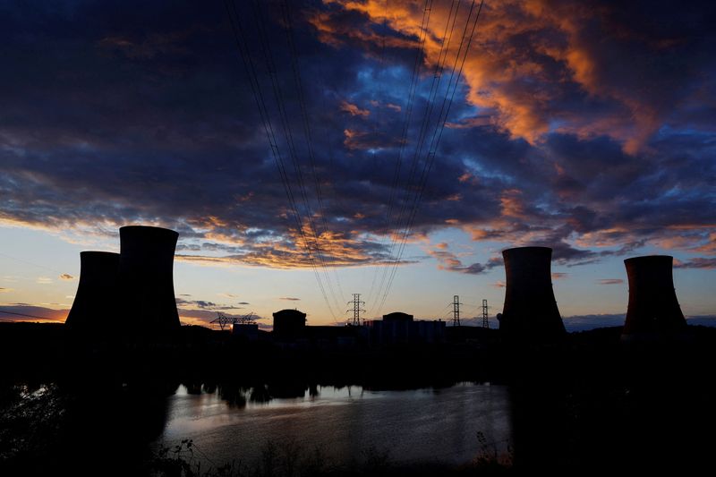 &copy; Reuters. FILE PHOTO: The Three Mile Island Nuclear power plant is seen at sunset in Middletown, Pennsylvania, U.S., October 15, 2024. REUTERS/Shannon Stapleton/File Photo