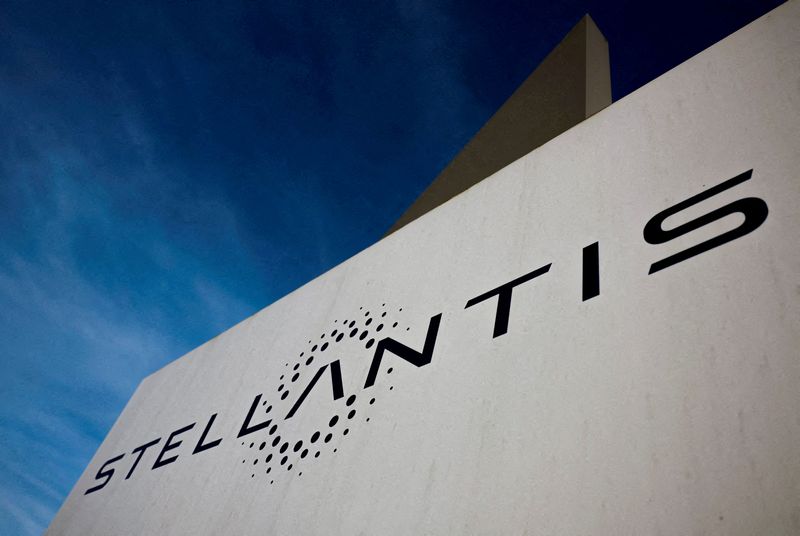 &copy; Reuters. FILE PHOTO: The logo of Stellantis is seen on the company's building in Velizy-Villacoublay near Paris, France, March 19, 2024. REUTERS/Gonzalo Fuentes//File Photo