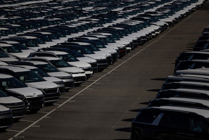 © Reuters. New vehicles are seen at a parking lot in the Port of Richmond, at the bay of San Francisco, California June 8, 2023. REUTERS/Carlos Barria/File Photo