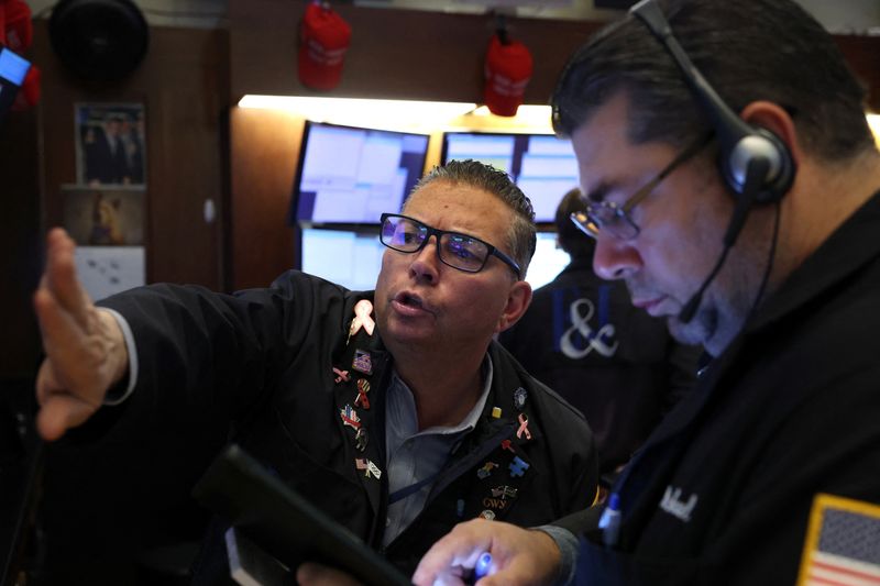 © Reuters. Traders work on the floor at the New York Stock Exchange (NYSE) in New York City, U.S., October 23, 2024.  REUTERS/Brendan McDermid/File Photo