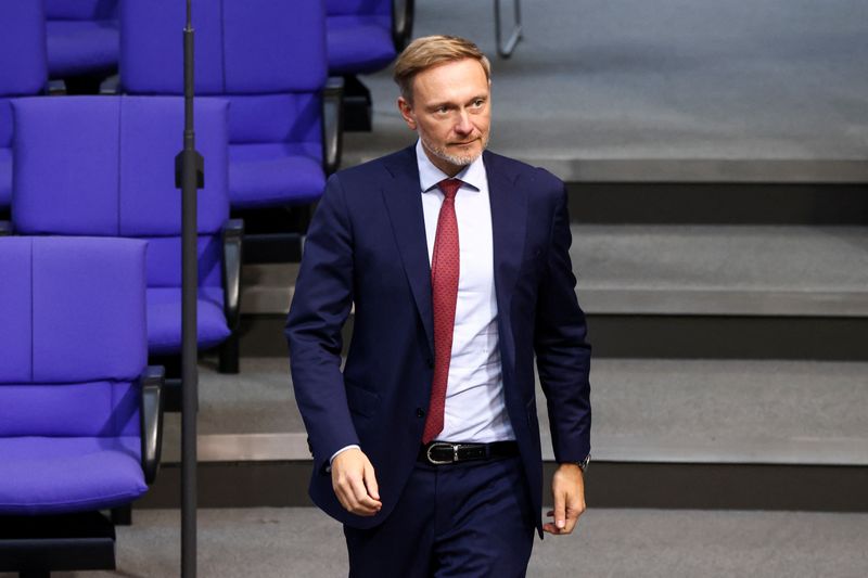 © Reuters. Germany's Finance Minister Christian Lindner walks on the day of a session of the lower house of parliament Bundestag, in Berlin, Germany, October 16, 2024. REUTERS/Liesa Johannssen/File Photo