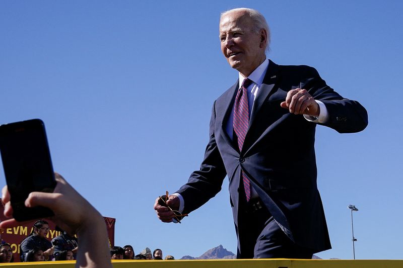 © Reuters. U.S. President Joe Biden visits Gila Crossing Community School in Gila River Indian Community, Arizona, U.S., October 25, 2024. REUTERS/Elizabeth Frantz