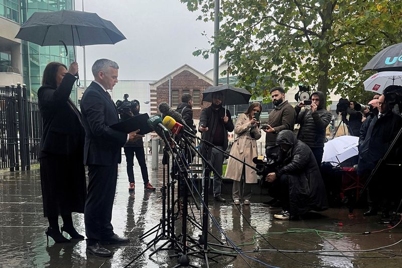 &copy; Reuters. O detetive superintendente Eamonn Corrigan, do Serviço de Polícia da Irlanda do Norte, fala com jornalistas fora do Tribunal da Coroa de Belfast após a sentença de Alexander McCartney em Belfast, Irlanda do Norten25/10/2024nREUTERS/Amanda Ferguson