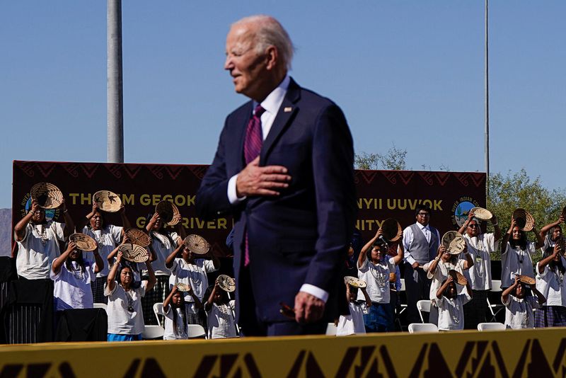 &copy; Reuters. U.S. President Joe Biden gestures during a performance, at Gila Crossing Community School in Gila River Indian Community, Arizona, U.S., October 25, 2024. REUTERS/Elizabeth Frantz