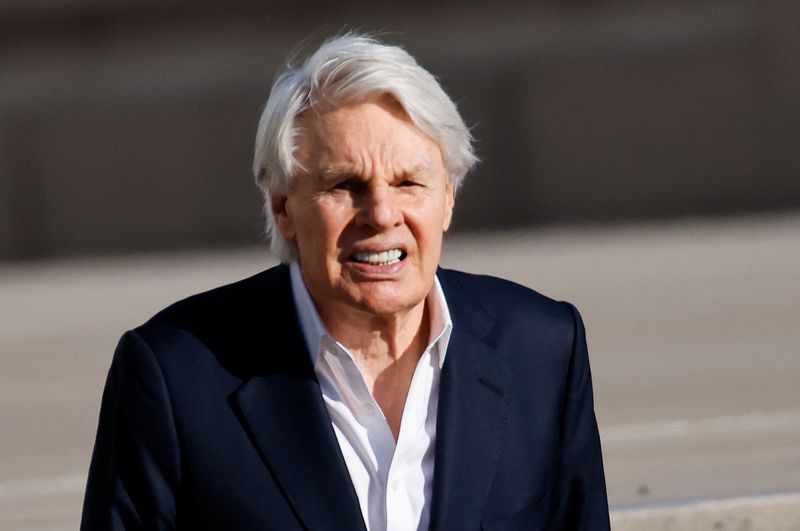 © Reuters. Former Abercrombie CEO Mike Jeffries departs after being arraigned on sex trafficking and prostitution charges at the federal courthouse in Central Islip, New York, U.S., October 25, 2024. REUTERS/Eduardo Munoz