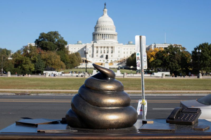 © Reuters. A new temporary statue of a brass-colored desk with a large poop-shaped emoji on top of it, referencing those who attacked the U.S. Capitol on January 6, 2021, is seen near the Capitol in Washington, U.S., October 25, 2024. REUTERS/Kaylee Greenlee Beal