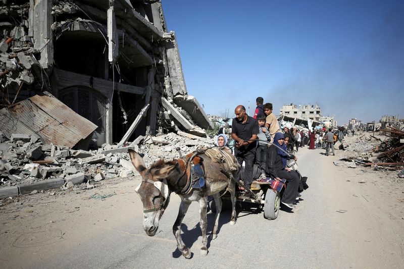 © Reuters. Palestinos deslocados fogem da parte norte de Gaza durante operação militar israelense, em Jabalia, no norte da Faixa de Gaza
22/10/2024
REUTERS/Dawoud Abu Alkas