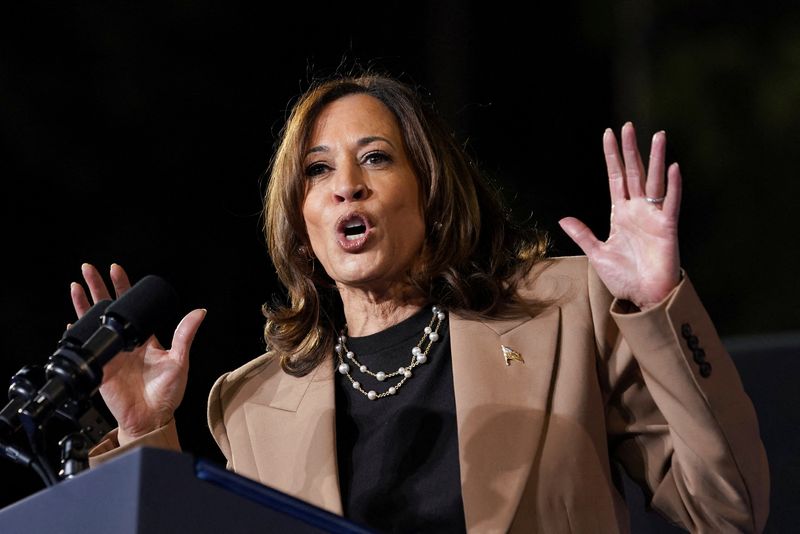 © Reuters. Democratic presidential nominee U.S. Vice President Kamala Harris speaks during a rally in Atlanta, in Georgia, U.S., October 24, 2024. REUTERS/Kevin Lamarque