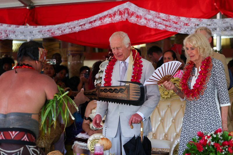 © Reuters. Britain's King Charles and Queen Camilla attend a ceremony at Siumu Village, Samoa, October 26, 2024. REUTERS/Toby Melville