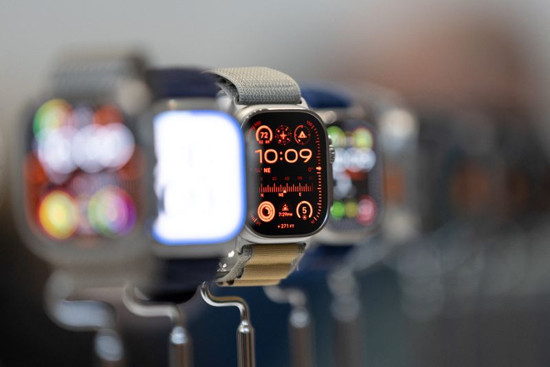 © Reuters. FILE PHOTO: The Apple Watch Ultra 2 is showcased as Apple holds an event at the Steve Jobs Theater on its campus in Cupertino, California, U.S. September 9, 2024. REUTERS/Manuel Orbegozo/File Photo