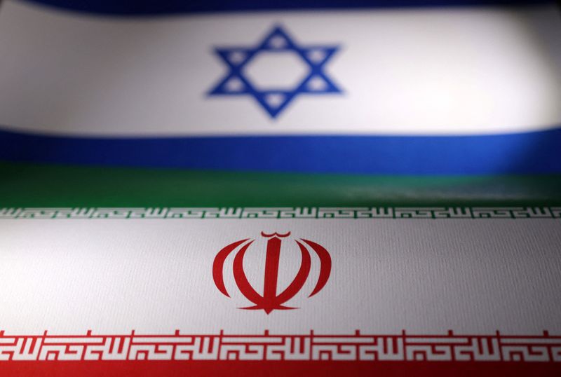 © Reuters. Israeli and Iranian flags are seen in this illustration taken, April 24, 2024. REUTERS/Dado Ruvic/Illustration