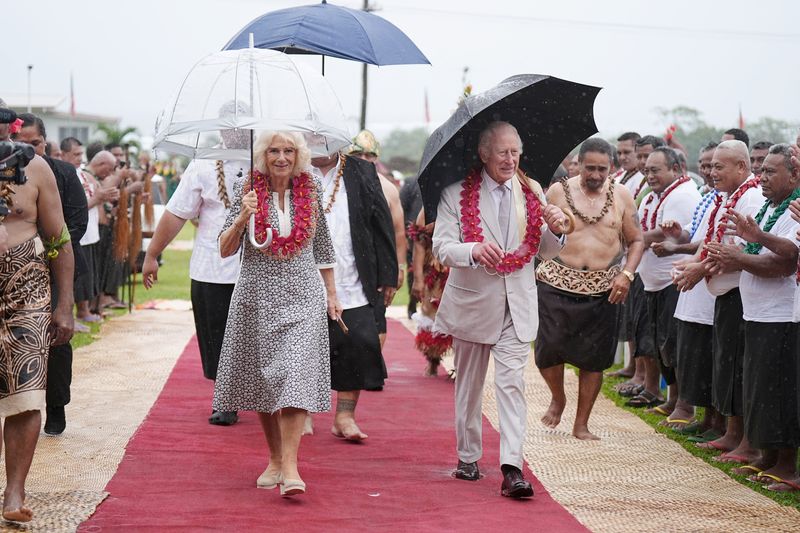 © Reuters. Britain's King Charles and Queen Camilla attend a farewell ceremony on the final day of the royal visit to Australia and Samoa, in Siumu village, Samoa, October 26, 2024.  Aaron Chown/Pool via REUTERS