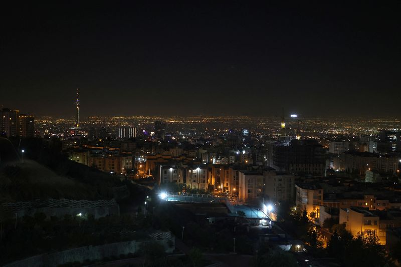 © Reuters. A general view of Tehran after several explosions were heard, in Tehran, Iran, October 26, 2024. Majid Asgaripour/WANA (West Asia News Agency) via REUTERS 