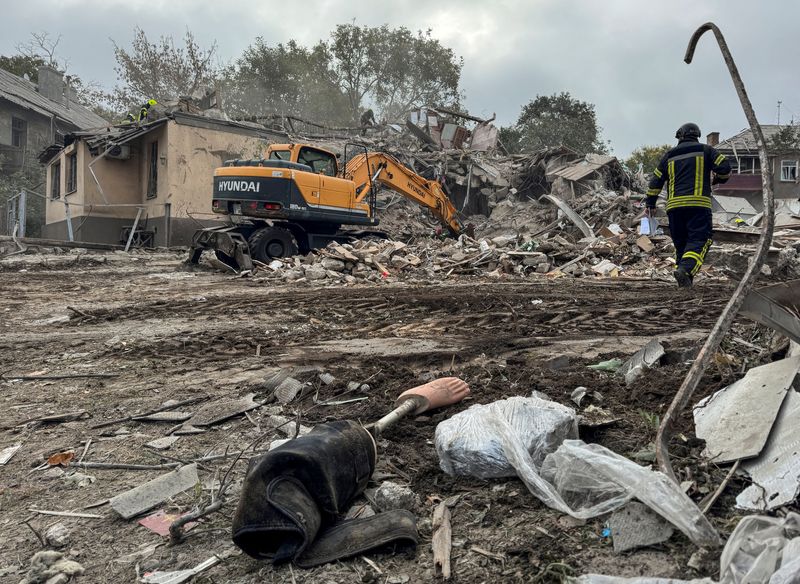 © Reuters. Rescuers work at a site of an apartment building destroyed by a Russian missile strike, amid Russia's attack on Ukraine, in Dnipro, Ukraine October 26, 2024. REUTERS/Mykhailo Moskalenko    