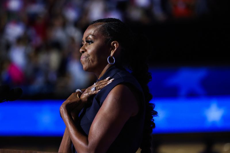 © Reuters. FILE PHOTO: Former first lady of the United States Michelle Obama gestures during Day 2 of the Democratic National Convention (DNC) in Chicago, Illinois, U.S., August 20, 2024. REUTERS/Alyssa Pointer/File photo