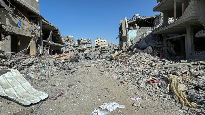 © Reuters. Palestinians view the damage after Israeli forces withdrew from the area around Kamal Adwan hospital, amid the ongoing Israel-Hamas conflict, in Jabalia, in the northern Gaza Strip October 26, 2024. REUTERS/Stringer