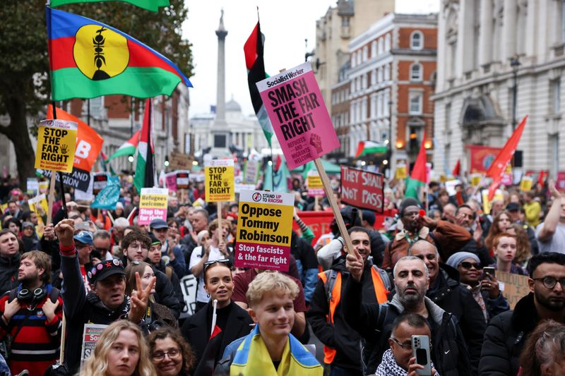 © Reuters. Counter-protesters take part in a demonstration against Stephen Yaxley-Lennon, a British anti-immigration activist known as Tommy Robinson and the far-right, during a march organised by Stand Up To Racism and other groups, in London, Britain, October 26, 2024. REUTERS/Hollie Adams