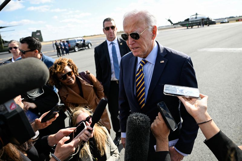 &copy; Reuters. Presidente dos EUA, Joe Biden, fala com jornalistas no Aeroporto Internacional de Filadélfian26/10/2024 REUTERS/Craig Hudson