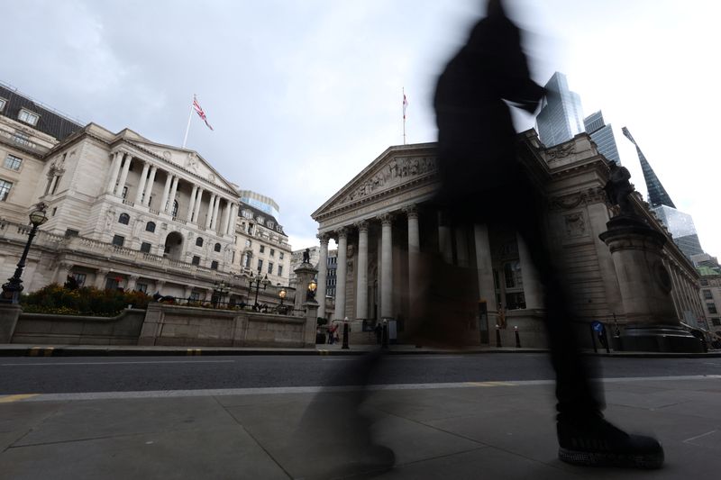 © Reuters. FILE PHOTO: A person walks past the Bank of England and the Royal Exchange, in London, Britain, September 23, 2024. REUTERS/Mina Kim/File photo