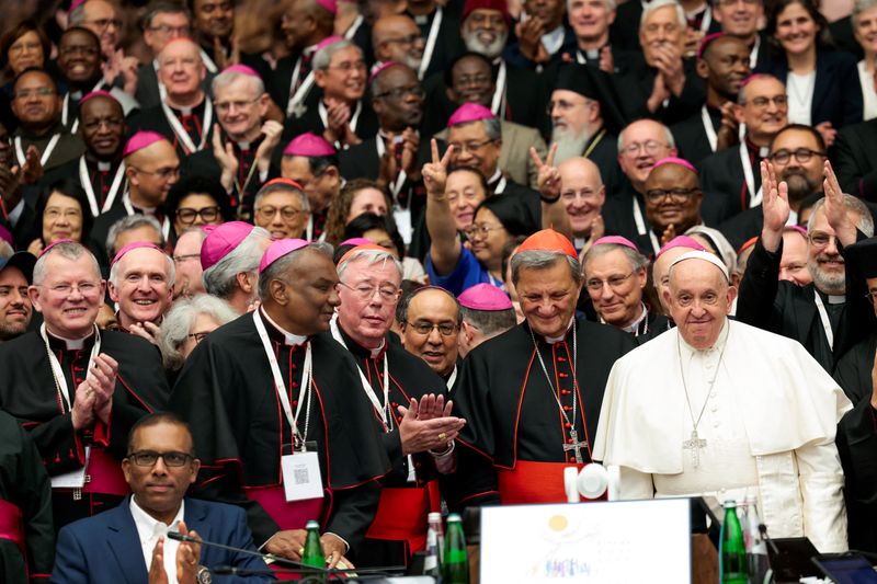 &copy; Reuters. Pope Francis and clergy members pose for a photo at the Synod of Bishops at the Paul VI hall at the Vatican, October 26, 2024. REUTERS/Remo Casilli