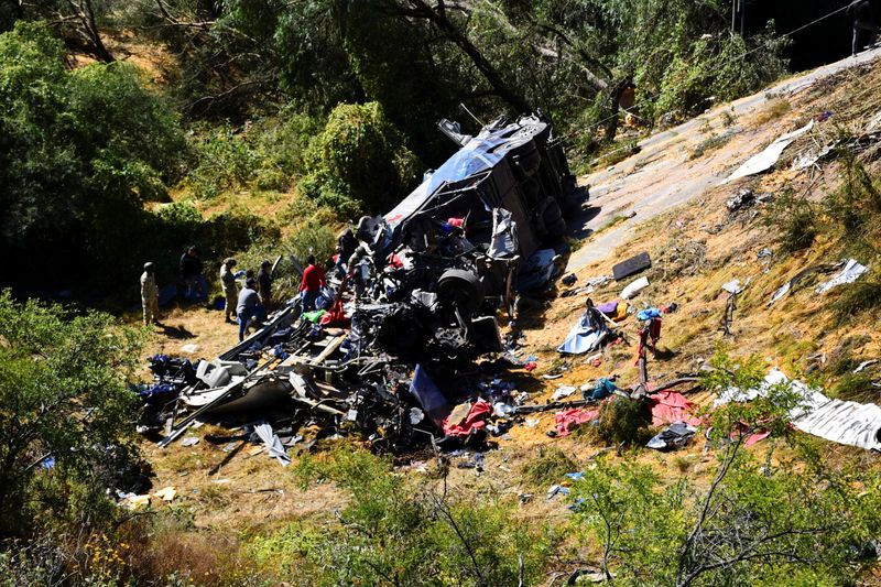 © Reuters. Authorities work on the site of a passenger bus accident where several people died and others were injured while travelling on a highway from Nayarit to Chihuahua, in Piedra Gorda, Mexico, October 26, 2024. REUTERS/Edgar Chavez     