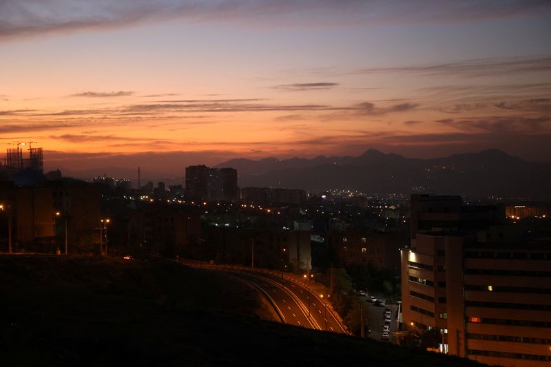 © Reuters. A general view of Tehran after several explosions were heard, in Tehran, Iran, October 26, 2024. Majid Asgaripour/WANA (West Asia News Agency) via REUTERS