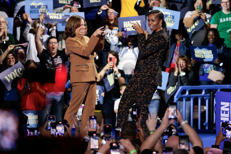 © Reuters. Kamala Harris and Michelle Obama, Kalamazoo, Michigan, October 26, 2024. REUTERS/Rebecca Cook