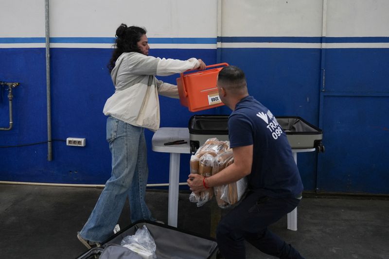 &copy; Reuters. Workers of the electoral court prepare to distribute voting materials for the upcoming general election, in Montevideo, Uruguay, October 25, 2024. REUTERS/Mariana Greif