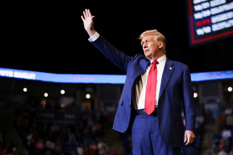 &copy; Reuters. Republican presidential nominee and former U.S. President Donald Trump gestures during a rally in State College, Pennsylvania, U.S. October 26, 2024. REUTERS/Carlos Barria/File Photo