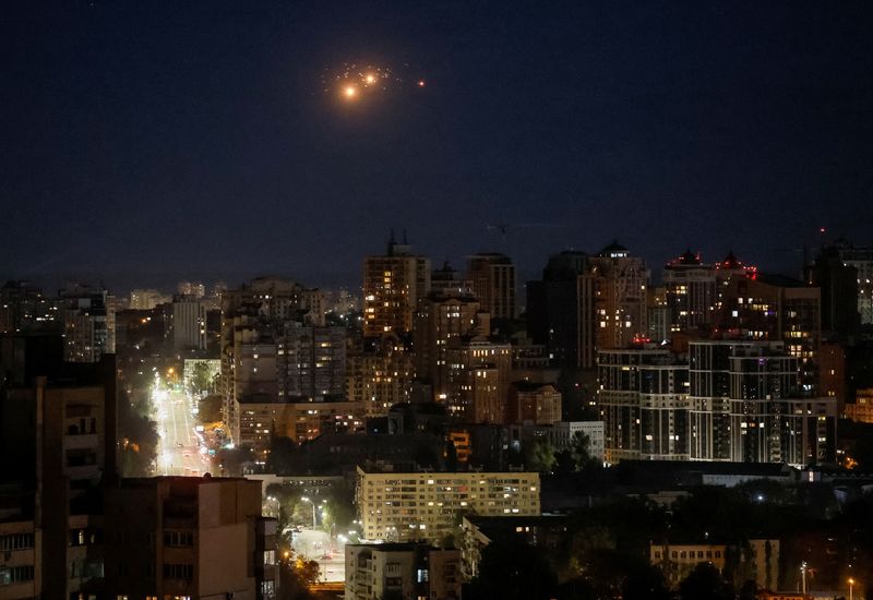 © Reuters. An explosion is seen in the sky during a Russian drone strike, amid Russia's attack on Ukraine, in Kyiv, Ukraine October 17, 2024. REUTERS/Gleb Garanich/File Photo