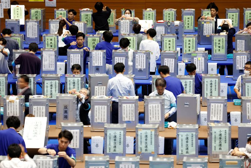 © Reuters. Ballot-counting centre in Tokyo, October 27, 2024. REUTERS/Manami Yamada