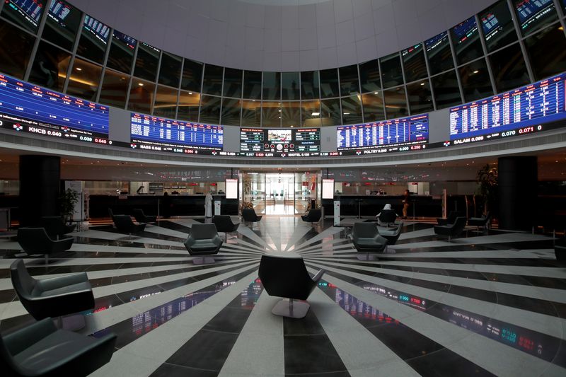 &copy; Reuters. Bahraini traders are seen at Bahrain Bourse in Manama, Bahrain, November 4, 2020. REUTERS/Hamad I Mohammed/File Photo