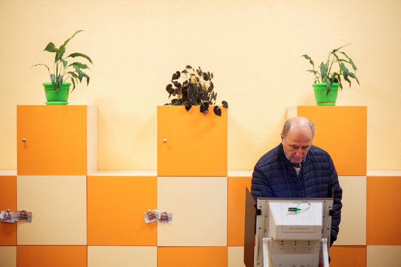 &copy; Reuters. Homem vota durante eleições parlamentares em Sofia, na Bulgárian27/10/2024 REUTERS/Stoyan Nenov  