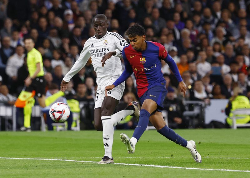 &copy; Reuters. Lamine Yamal, do Barcelona, em disputa com Ferland Mendy, do Real Madrid, durante partida entre as duas equipes pelo Campeonato Espanholn26/10/2024 REUTERS/Susana Vera