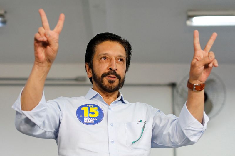 © Reuters. FILE PHOTO: Sao Paulo Center-right incumbent Mayor Ricardo Nunes gestures while voting at a polling station during the municipal elections in Sao Paulo, Brazil October 6, 2024. REUTERS/Jorge Silva/File Photo