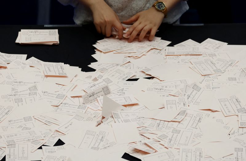 © Reuters. An election officer counts ballots for the general election at a ballot counting centre in Tokyo, Japan October 27, 2024.  REUTERS/Manami Yamada