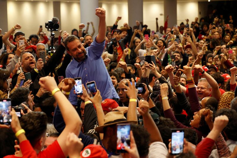 © Reuters. Sao Paulo Mayor candidate leftist Guilherme Boulos reacts after the results of the municipal elections runoff in Sao Paulo, Brazil, October 27, 2024. REUTERS/Maira Erlich