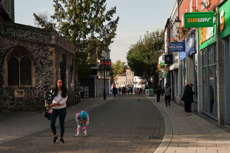 &copy; Reuters. People walk on a street in Thetford, a market town in Norfolk, east of England, United Kingdom October 16, 2024. REUTERS/Ben Makori/File Photo