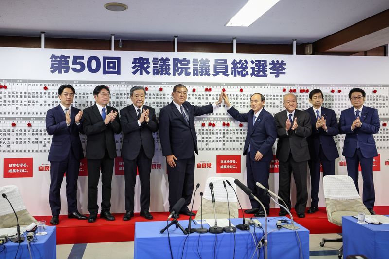 © Reuters. Japan's Prime Minister Shigeru Ishiba poses for a photo with other members of the Liberal Democratic Party at the LDP's headquarters on October 27, 2024, in Tokyo, Japan. Takashi Aoyama/Pool via REUTERS