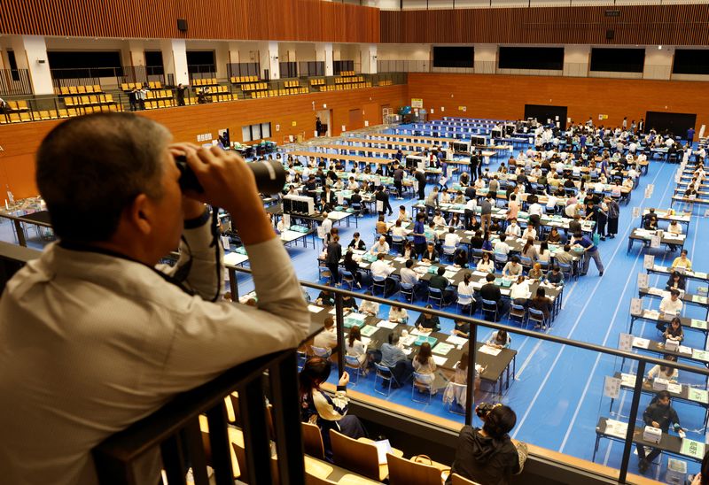 © Reuters. Election officers count ballots for the general election at a ballot counting centre in Tokyo, Japan October 27, 2024.  REUTERS/Manami Yamada