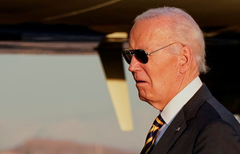 &copy; Reuters. U.S. President Joe Biden reacts after his arrival at Phoenix Sky Harbor International Airport in Phoenix, Arizona, U.S., October 24, 2024. REUTERS/Elizabeth Frantz