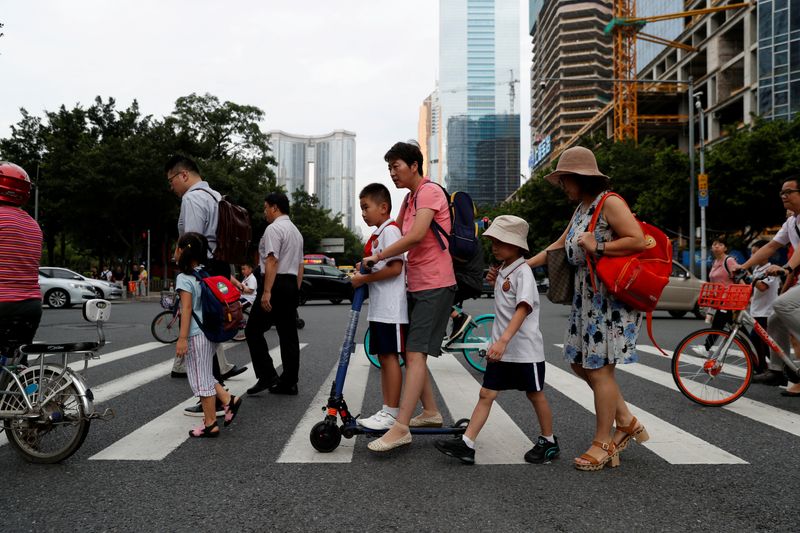 © Reuters. FILE PHOTO: Children and their parents are seen on their way to the school in Tianhe district in Guanghzou, China, September 4, 2019. REUTERS/Jorge Silva/File Photo