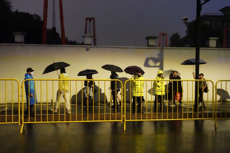 &copy; Reuters. Police officers keep watch near barricades set up along Julu Road where people in Halloween costumes gathered the year before, in Shanghai, China October 26, 2024. REUTERS/Nicoco Chan 