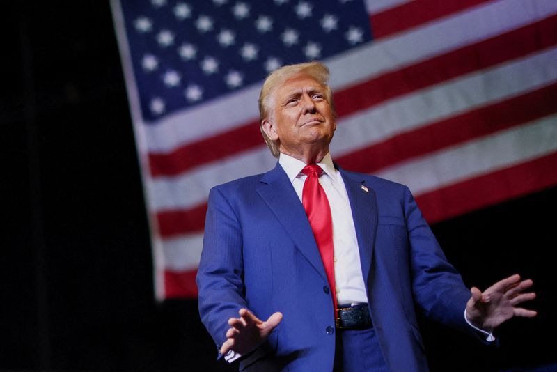 &copy; Reuters. FILE PHOTO: Republican presidential nominee and former U.S. President Donald Trump gestures during a rally in Novi, Michigan, U.S. October 26, 2024. REUTERS/Carlos Barria/File Photo