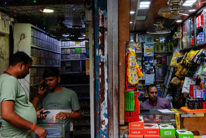 &copy; Reuters. Shopkeepers wait for customers at a wholesale electronics market in Kolkata, India, April 12, 2024. REUTERS/Sahiba Chawdhary/ File Photo