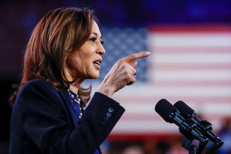 &copy; Reuters. Democratic presidential nominee and U.S. Vice President Kamala Harris delivers a speech at The Alan Horwitz "Sixth Man" Center, a youth basketball facility, as she campaigns in Philadelphia, Pennsylvania, U.S. October 27, 2024. REUTERS/Evelyn Hockstein/ F