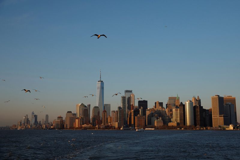 &copy; Reuters. FILE PHOTO: Manhattan skyline is seen during sunset in New York City, U.S. March 29, 2023. REUTERS/Amanda Perobelli/File Photo