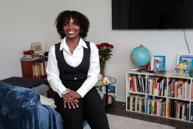 © Reuters. Tiesha Blackwell sits in her apartment, where she works from home, in Lincoln Park, Michigan, U.S., October 22, 2024. REUTERS/Rebecca Cook/File Photo