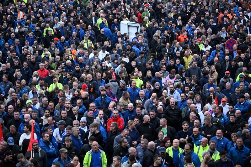 &copy; Reuters. Workers of Europe's largest carmaker Volkswagen AG gather during a briefing of the Works Council about VW's plans to close down three plants and lay off thousands of employees at the VW headquarters in Wolfsburg, Germany, October 28, 2024. Julian Stratens