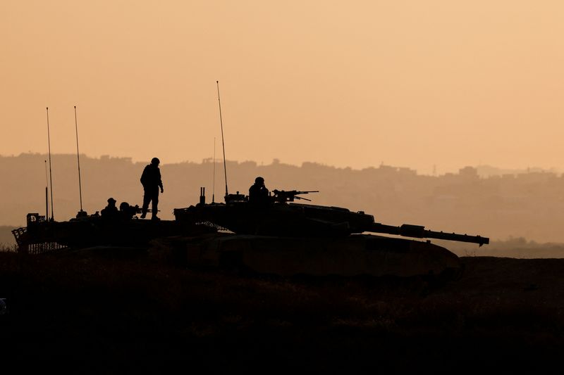 &copy; Reuters. Israeli tanks take position at the Israel-Gaza border, amid the ongoing conflict between Israel and Hamas, as seen from Israel, October 15, 2024. REUTERS/Amir Cohen/File Photo